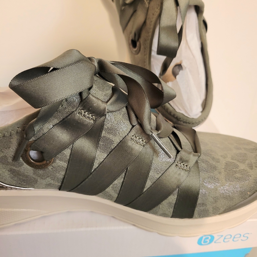 Bzees Glisten Green Animal Print Ribbon Lace-Up Fashion Sneakers Size 10 Wide - Picture 7 of 10